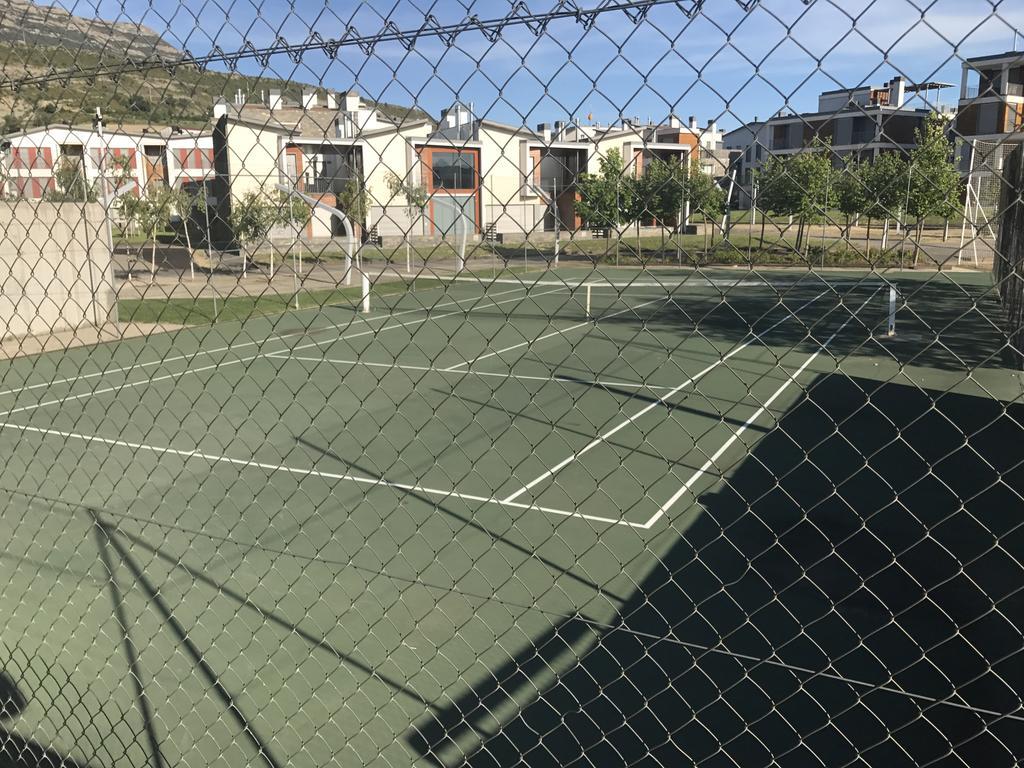 Golf Y Nieve Apartment Sabinanigo Bagian luar foto