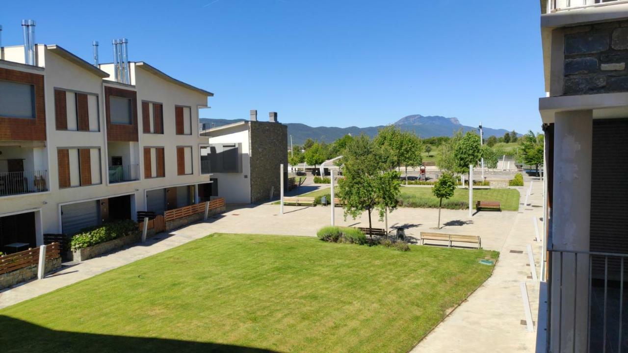 Golf Y Nieve Apartment Sabinanigo Bagian luar foto